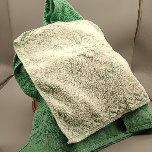 Triumph Bath Vintage Bath Towel In Teal With Sculpted Pattern And